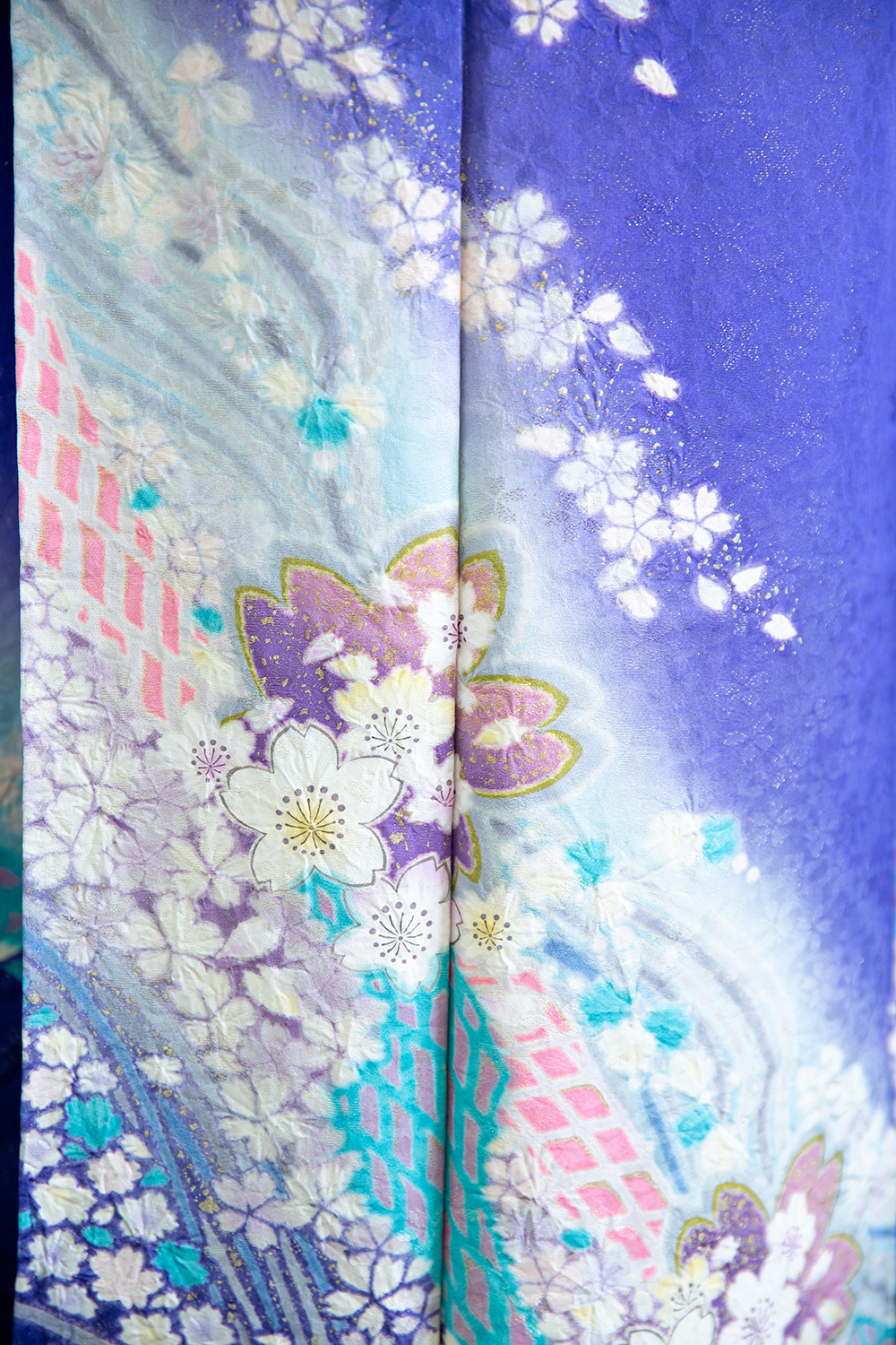 ラメを織り込んだ瑠璃紺色に桜の地紋・桜柄に絞りを施してふっくらボリューム感のあるお振袖